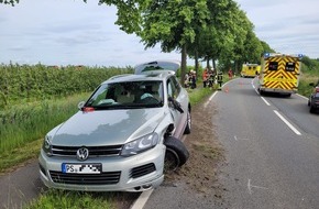 Polizeiinspektion Stade: POL-STD: 49-jährige Motorradfahrerin bei Unfall im Alten Land schwer verletzt