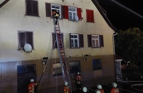 Kreisfeuerwehrverband Calw e.V.: KFV-CW: Feuerwehr rettet sieben Menschen aus brennendem Wohnhaus/150.000 Euro Schaden/Keine Verletzten
