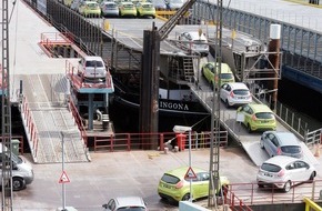 Ford-Werke GmbH: 51.000 neue Ford Fiesta schwimmen auf dem Rhein zu ihren Kunden in aller Welt