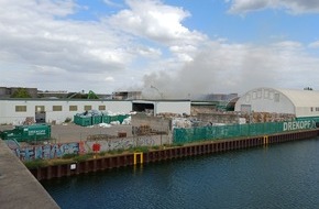 Feuerwehr Dortmund: FW-DO: Brand auf einem Recyclingbetrieb im Dortmunder Hafen