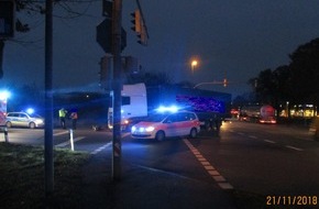 Polizeiinspektion Wilhelmshaven/Friesland: POL-WHV: Schwerer Verkehrsunfall in Varel (FOTO) - Zusammenstoß zwischen einem Lkw- und einem Radfahrer - Radfahrer schwerverletzt
