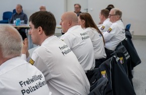 Polizeipräsidium Mittelhessen - Pressestelle Wetterau: POL-WE: Vorfreude auf erste Begegnungen bei den frischgebackenen Polizeidiensthelfern