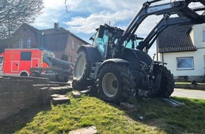 Kreispolizeibehörde Höxter: POL-HX: Zugmaschine prallt gegen Grundstücksmauer und Verteilerkasten