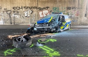 Polizei Essen: POL-E: Mülheim an der Ruhr: Streifenwagen verunglückt in Unterführung - zwei Beamte schwer verletzt - Foto