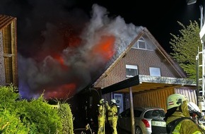 Kreisfeuerwehr Oldenburg: FW-OLL: PKW brennt - Feuer breitet sich bis in den Dachstuhl eines Wohnhauses aus