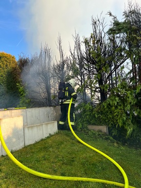 FW-OE: Feuerwehreinsatz in Lennestadt-Grevenbrück - Gartenhütte brennt in voller Ausdehnung