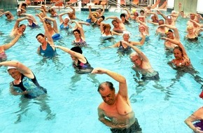 Kur- & GästeService Bad Füssing: Erfrischendes Wasserballett bei Hochsommer-Temperaturen im niederbayerischen Bad Füssing