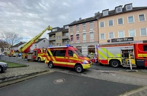 Feuerwehr Ratingen: FW Ratingen: Gemeldeter Brand in Dachgeschosswohnung - Feuerwehr Ratingen verhindert Schlimmeres