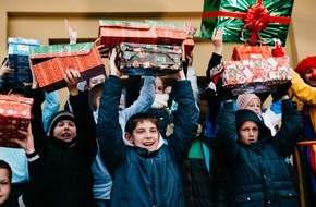 Weihnachten im Schuhkarton: 409.448 bedürftige Kinder dürfen sich über Schuhkarton freuen / Geschenkaktion wird auch in Österreich, Schweiz und Lichtenstein immer beliebter