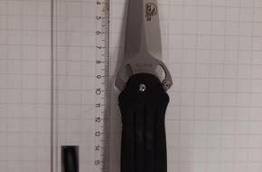Bundespolizeidirektion Sankt Augustin: BPOL NRW: Messer ragt aus Tasche heraus - Bundespolizisten stellten 54-Jährigen