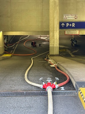 FW Norderstedt: Brand in Tiefgarage in der Berliner Allee - Drei Fahrzeuge vollständig ausgebrannt, rund 70 Einsatzkräfte mehrere Stunden im Einsatz