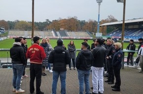 Polizeiinspektion Emsland/Grafschaft Bentheim: POL-EL: Emsland/Grafschaft Bentheim/Osnabrück - Abschluss des innovativen Dialogprojektes "Gemeinsam Sicherheit schaffen - Muslimische Jugendliche begegnen Polizist*innen (MUJBEPO)" im Stadion des ...