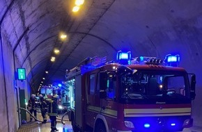 Feuerwehr Dortmund: FW-DO: Feuer im Tunnel B 236. PKW brennt in voller Ausdehnung im Tunnel Berghofen.