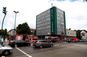 Feuerwehr Essen: FW-E: Brennender Wäschetrockner im Keller des Restaurants "Vapiano", 110 Menschen mussten das Restaurant und ein im gleichen Gebäude befindliches Hotel verlassen