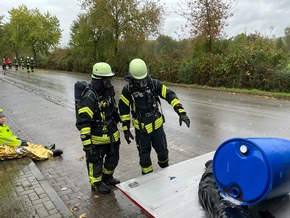 FW Beverungen: Gemeinsames Zirkeltraining stärkt Zusammenarbeit über Grenzen hinweg / Feuerwehren und Rettungsdienste aus dem Dreiländereck üben in Beverungen