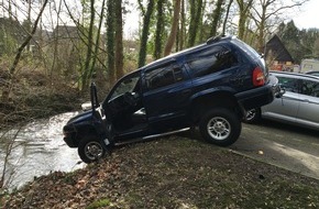 Feuerwehr Erkrath: FW-Erkrath: PKW droht in die Düssel zu rutschen