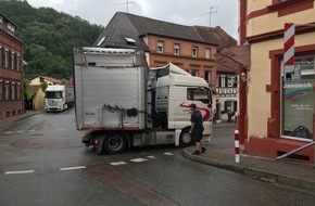 Polizeipräsidium Westpfalz: POL-PPWP: Unfall: Lastwagen blockiert Kreiselzufahrt