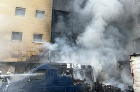 Feuerwehr Moers: FW Moers: Moers-Mitte: Mehrere Bewohner bei Brand über Drehleitern gerettet / Moers-Meerbeck: Gartenhaus brannte in der Nacht