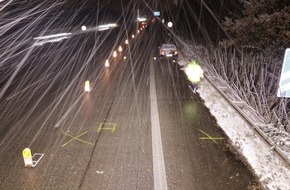 Polizei Düsseldorf: POL-D: Meldung der Autobahnpolizei - Verkehrsunfallflucht auf der A 44 bei Düsseldorf - Mann lebensgefährlich verletzt - Polizei fahndet nach Verursacher - Dringend Zeugen gesucht!