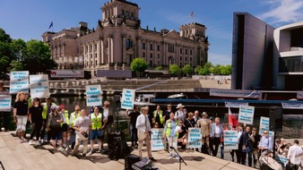 Bundesverband Mineralische Rohstoffe e.V. - MIRO: Volle Schiffe statt leerer Versprechen / Gesteinsindustrie sorgt f&uuml;r Aufsehen vor dem Reichstag