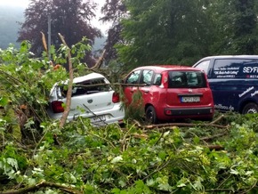 KFV-CW: Kleiner Tornado zog durch Calwer Stadtgarten. Unwetter über Neuweiler, Bad Teinach-Zavelstein und Calw.