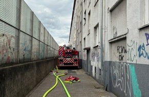Feuerwehr Essen: FW-E: Kellerbrand - Aufwändige Rettung über Drehleiter erforderlich