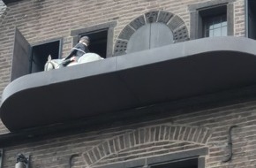 Feuerwehr Neuss: FW-NE: Glockenspiel defekt | Feuerwehr bewahrt Pferd des Neusser Reitercorps vor Absturz