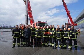 Feuerwehr Hamburg: FW-HH: Meilenstein für die Berufsfeuerwehr Hamburg: Deutschlands größtes Einsatzfahrzeug sorgt jetzt für Sicherheit in Hamburg