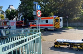 Feuerwehr Mülheim an der Ruhr: FW-MH: Person im Wasser - Ersthelfer retten Seniorin aus der Ruhr