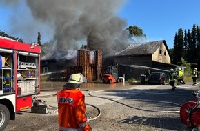 Kreisfeuerwehr Rotenburg (Wümme): FW-ROW: Großfeuer in Sittensen: Lagerhalle brennt vollständig nieder