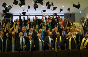 Hochschule Bremerhaven: Vor Freude flogen die Hüte!