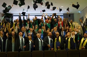 Hochschule Bremerhaven: Vor Freude flogen die Hüte!