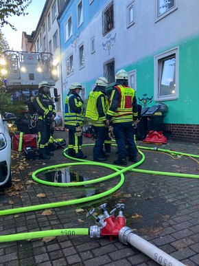 FW-EN: Zwei Verletzte nach Kellerbrand in Hattingen