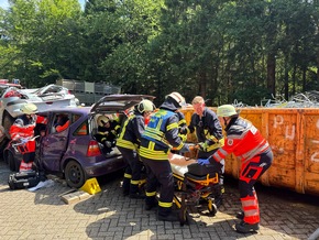 FW-AUR: Feuerwehr und Rettungsdienst trainieren komplexe Unfallszenarien