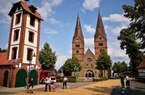 Polizeiinspektion Nienburg / Schaumburg: POL-NI: Zehn Tonnen Weizen auf Fahrbahn verteilt