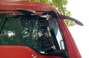 Polizeiinspektion Rotenburg: POL-ROW: ++ Übermüdet am Steuer - 22-jähriger Autofahrer bei Unfall schwer verletzt ++ Unfall am Fußgängerüberweg - 66-jährige Radfahrerin verletzt ++
