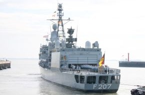 Presse- und Informationszentrum Marine: Deutsche Marine: Pressemeldung: "Atalanta" - Fotos vom Auslaufen der Fregatte "Bremen"