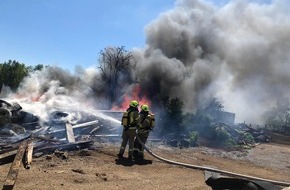 Feuerwehr Ratingen: FW Ratingen: Brand in Ratingen-Eggerscheidt - Rauchpilz weithin sichtbar