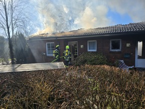 FW-RD: Feuer zerstört Seniorenwohnungen in Felde Felde - (Kreis Rendsburg-Eckernförde), 18.02.2025, 12:05 Uhr Feuer in einer Seniorenwohnanlage in Felde - Wohnungen sind unbewohnbar.