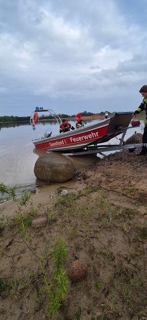 Freiwillige Feuerwehr Gemeinde Schiffdorf: FFW Schiffdorf: Gemeinsam f&uuml;r den Ernstfall auf dem Wasser: Feuerwehren aus Wehden und Bad Bederkesa &uuml;ben zusammen