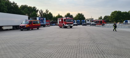 Freiwillige Feuerwehr Gemeinde Schiffdorf: FFW Schiffdorf: Rauchentwicklung in Halle sorgt für Einsatz der Feuerwehr: Erkundung unauffällig