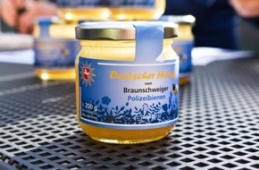 Polizei Braunschweig: POL-BS: Fleißige Polizeibienen bescheren eine reiche Honigernte und unterstützen karitativen Zweck