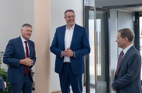 Vereinigte Lohnsteuerhilfe e.V. - VLH: Ministerpräsident Schweitzer besucht und lobt Vereinigte Lohnsteuerhilfe