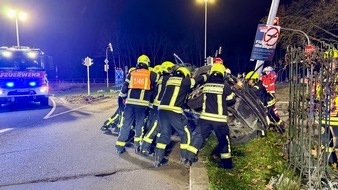 Kreisfeuerwehrverband Main-Taunus e.V.: Feuerwehr MTK: Pkw prallt gegen Laternenmast: Fahrerin nach Alleinunfall befreit