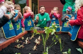 EDEKA ZENTRALE Stiftung & Co. KG: Gemüsebeete für Kids: Kleine Gärtner - große Erfolge / Kindergartenprojekt der EDEKA Stiftung startet in die neue Saison (FOTO)
