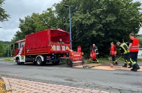 Freiwillige Feuerwehr Marienheide: FW Marienheide: Großflächige Ölspur beschäftigt Marienheider Feuerwehr am Sonntagvormittag