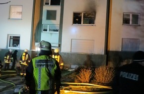 Feuerwehr Essen: FW-E: Wohnungsbrand in Mehrfamilienhaus, 57 Jahre alte Frau mit Rauchvergiftung und Verbrennungen zum Krankenhaus