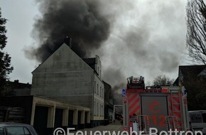 Feuerwehr Bottrop: FW-BOT: Gebäudebrand mit zwei verletzten Personen in Bottrop-Eigen