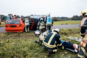 FW Hünxe: 25 Verletzte nach Busunfall - Feuerwehr Hünxe übt den Ernstfall