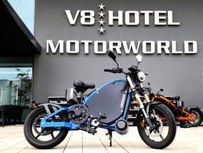 Kult-Fahrzeuge auf zwei und vier Rädern: eROCKIT zu Gast im V8 Hotel - Motorworld Region Stuttgart